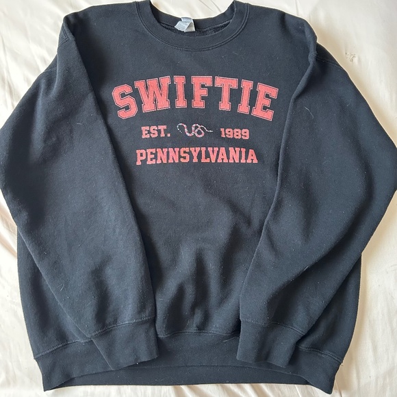 Taylor Swift sweatshirt - Picture 1 of 3